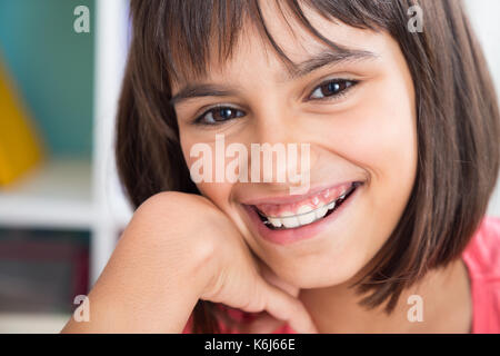 Porträt von einem niedlichen Mädchen lächelnd das Tragen einer herausnehmbaren kieferorthopädischen Gerät Stockfoto