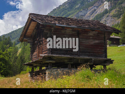 LES HAUDERES, SCHWEIZ - traditionelle Schweizer Farm Barn der Walliser Alpen, Kanton Wallis. Stockfoto