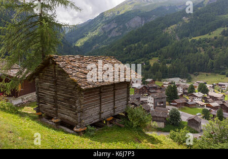 LES HAUDERES, SCHWEIZ - Traditionelle Kabine der Walliser Alpen. Stockfoto