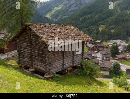 LES HAUDERES, SCHWEIZ - Traditionelle Kabine der Walliser Alpen. Stockfoto