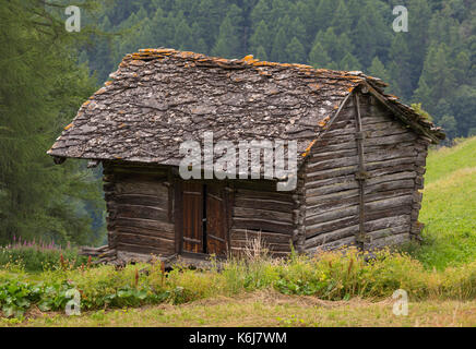 LA SAGE, Schweiz - Schweizer Holz Stall im Dorf La Sage, in den Walliser Alpen. Stockfoto