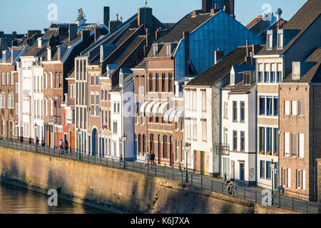 Gebäude am Fluss Meuse in Wyck-Ceramique, Maastricht, Limburg, Niederlande Stockfoto