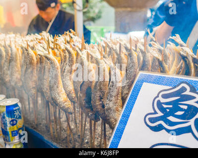 TOKYO, JAPAN - 5. AUGUST 2017: Japanisch essen, Fisch in einem Stick in Tokio Stockfoto