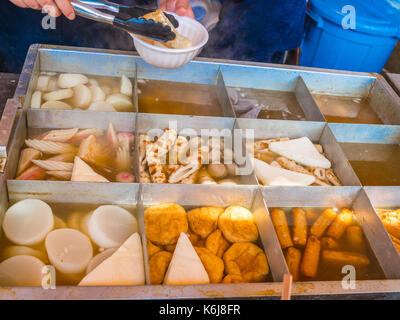 TOKYO, JAPAN - 5. AUGUST 2017: Japanisch Essen in Tokio Stockfoto