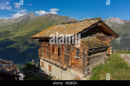 LA SAGE, SCHWEIZ - Schieferdach auf Schweizer Chalet Hütte in den Walliser Alpen. Stockfoto