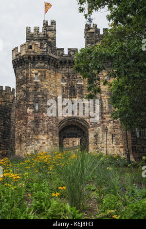 Die alten defensiven Torhaus und fallgitter, zurückzuführen auf John von Gaunt, der Lancaster Castle in der Lancashire Stadt Lancaster, England, Großbritannien Stockfoto