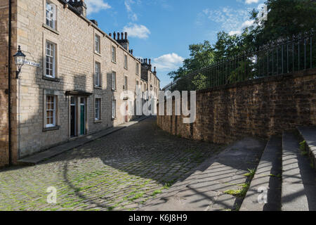 Sonnenlicht und Schatten auf die Schritte, georgianischen Gebäude und einsame Straße mit Kopfsteinpflaster in der Altstadt von Lancaster, Lancashire, England, Großbritannien Stockfoto