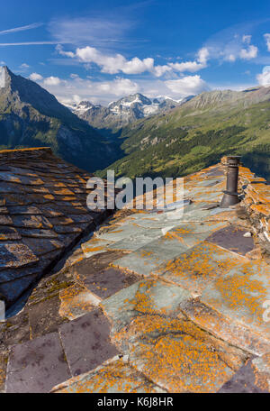 LA SAGE, SCHWEIZ - Schieferdach auf Schweizer Chalet Hütte. Abstand, Pigne d'Arolla Berg, in den Walliser Alpen im Kanton Wallis. Stockfoto