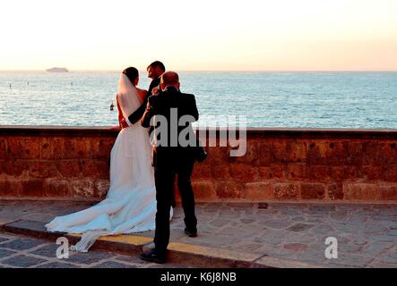 Neu paar Gesichter Kameras Marina Grande, Sorrento, Italien vermählt. Stockfoto