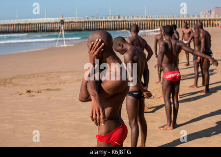 Rettungsschwimmer ruht, die sich während der Trainingseinheiten in der Nähe der Promenade an der Goldenen Meile, Durban, Südafrika Stockfoto