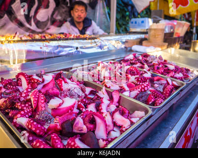 TOKYO, JAPAN - 5. AUGUST 2017: Japanische Street Food, Octopus in einem maket in Tokio Stockfoto
