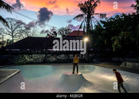 Zwei skateboarder Reiten in Skate Park in der Dämmerung, Jimbaran, Bali, Indonesien Stockfoto