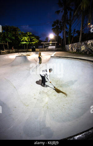 Zwei Skateboarder fegen Skate Park bei Nacht, Jimbaran, Bali, Indonesien Stockfoto