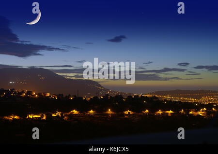 Nacht Szene mit der Straßenbeleuchtung bei Sonnenaufgang. Stadt Nizza im Süden Frankreichs Stockfoto