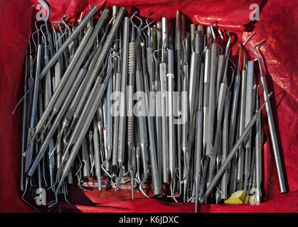 Professionelle schmutzig verwendet zahnmedizinische professionelle Instrumente Stapel Stockfoto