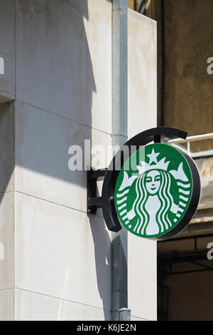 Athen, Griechenland - Mai 03, 2015: Starbucks Schild draußen auf der Fassade an der Wand in der Nähe von Coffee Shop in Athen. Starbucks ist eine US-amerikanische global/Compa Stockfoto