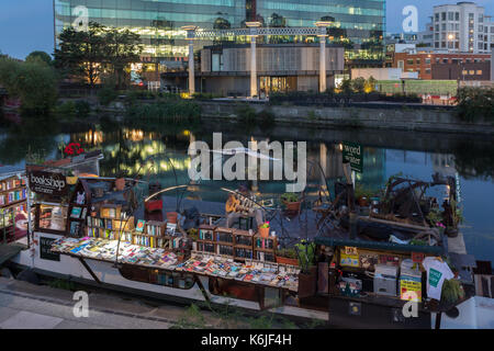 Wort auf dem Wasser Buchen Sie Aufsch. und der Wächter Gebäude, King's Cross, London, UK Stockfoto