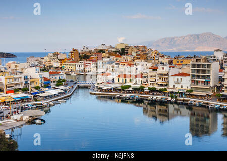 Agios Nikolaos, Kreta, Griechenland - Juni 08, 2017: in Agios Nikolaos im Sommer am Nachmittag. Agios Nikolaos ist eine der wichtigsten touristischen Städte auf Kreta ist Stockfoto