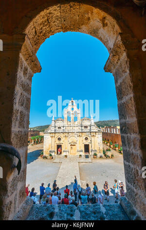 Arkadi, Kreta, 10. Juni 2017: Passage in den Westen mit dem Tor zum Kloster Arkadi, Arkadi, Kreta, Griechenland Stockfoto