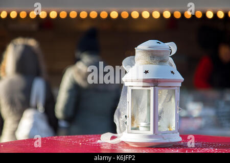 Weihnachten dekorative Laternen auf einem Tisch vor einem Kiosk mit Snacks auf dem Weihnachtsmarkt. Stockfoto