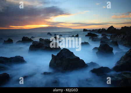 Vulkanischen Küste von Playa San Juan, Sicht auf La Gomera, Teneriffa, Kanaren, Spanien Stockfoto