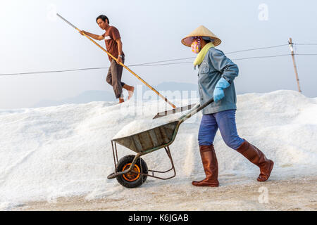 NHA TRANG, VIETNAM - 4/12/2016: Zwei Arbeiter an der Hon Khoi Salz Felder in Nha Trang, Vietnam. Stockfoto