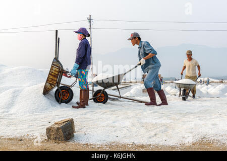 NHA TRANG, VIETNAM - 4/12/2016: Arbeitnehmer am Hon Khoi Salz Felder in Nha Trang, Vietnam. Stockfoto