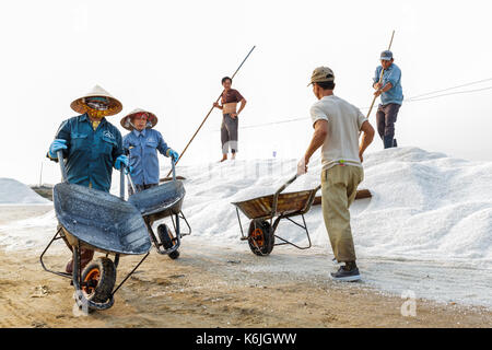 NHA TRANG, VIETNAM - 4/12/2016: Arbeitnehmer Salz im Hon Khoi Salz Felder in Nha Trang, Vietnam entladen. Stockfoto