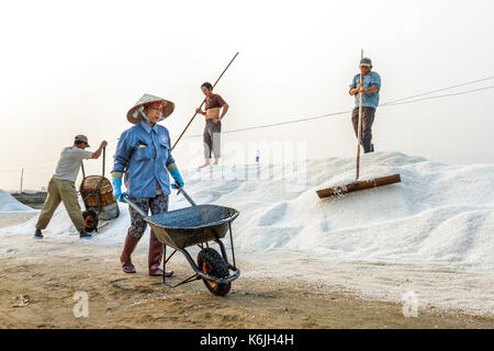 NHA TRANG, VIETNAM - 4/12/2016: Arbeiter auf ein Salz Damm an der Hon Khoi Salz Felder in Nha Trang, Vietnam. Stockfoto