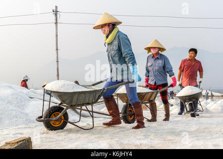 NHA TRANG, VIETNAM - 4/12/2016: Arbeitnehmer, die Salz im Hon Khoi Salz Felder in Nha Trang, Vietnam. Stockfoto