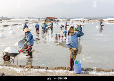 NHA TRANG, VIETNAM - 4/12/2016: Arbeiter an der Hon Khoi Salz Felder in Nha Trang, Vietnam. Stockfoto