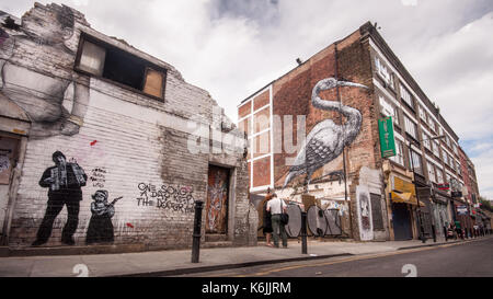 London, England, Großbritannien - 4. Juli 2010: Graffiti Wandmalereien auf verlassene Häuser und Bürogebäuden in Hanbury Street in der Nähe der Brick Lane in London's East Stockfoto