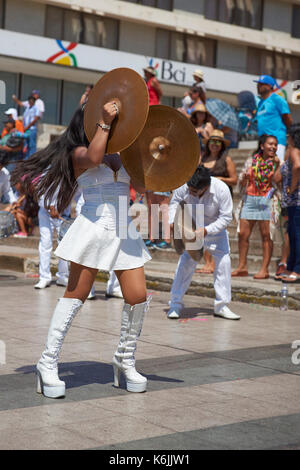 Band der Tanzgruppe Morenada während einem Straßenumzug beim jährlichen Anden-Karneval in Arica, Chile Stockfoto