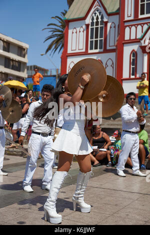 Band der Tanzgruppe Morenada während einem Straßenumzug beim jährlichen Anden-Karneval in Arica, Chile Stockfoto