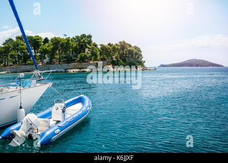 Boot auf dem Wasser, im Hafen am Meer links Stockfoto