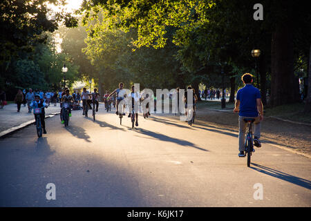 London, England, Großbritannien - 23 August 2016: Touristen Ride' boris Bike' Stadt Fahrräder im Londoner Hyde Park bei Sonnenuntergang. Stockfoto