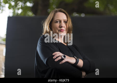 Die Autoren stellen auf einem schwarzen Hintergrund, wie Sie das Edinburgh International Book Festival in Charlotte's Square besuchen. Mit: Paula Hawkins Wo: Edinburgh, Großbritannien Wann: 12 Aug 2017 Quelle: Euan Kirsche/WENN.com Stockfoto