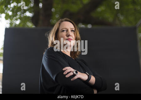 Die Autoren stellen auf einem schwarzen Hintergrund, wie Sie das Edinburgh International Book Festival in Charlotte's Square besuchen. Mit: Paula Hawkins Wo: Edinburgh, Großbritannien Wann: 12 Aug 2017 Quelle: Euan Kirsche/WENN.com Stockfoto