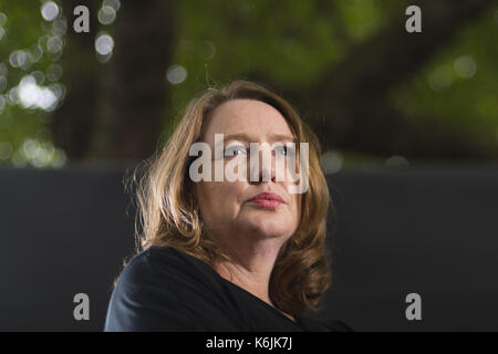 Die Autoren stellen auf einem schwarzen Hintergrund, wie Sie das Edinburgh International Book Festival in Charlotte's Square besuchen. Mit: Paula Hawkins Wo: Edinburgh, Großbritannien Wann: 12 Aug 2017 Quelle: Euan Kirsche/WENN.com Stockfoto