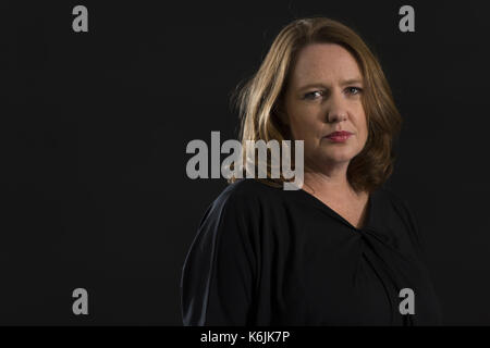 Die Autoren stellen auf einem schwarzen Hintergrund, wie Sie das Edinburgh International Book Festival in Charlotte's Square besuchen. Mit: Paula Hawkins Wo: Edinburgh, Großbritannien Wann: 12 Aug 2017 Quelle: Euan Kirsche/WENN.com Stockfoto