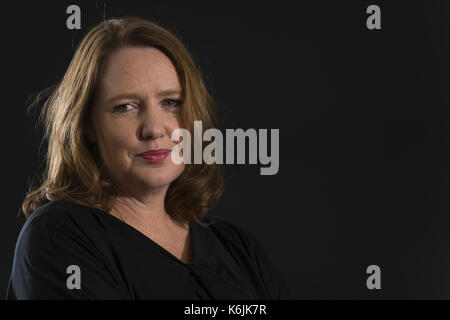 Die Autoren stellen auf einem schwarzen Hintergrund, wie Sie das Edinburgh International Book Festival in Charlotte's Square besuchen. Mit: Paula Hawkins Wo: Edinburgh, Großbritannien Wann: 12 Aug 2017 Quelle: Euan Kirsche/WENN.com Stockfoto