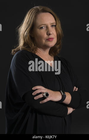 Die Autoren stellen auf einem schwarzen Hintergrund, wie Sie das Edinburgh International Book Festival in Charlotte's Square besuchen. Mit: Paula Hawkins Wo: Edinburgh, Großbritannien Wann: 12 Aug 2017 Quelle: Euan Kirsche/WENN.com Stockfoto