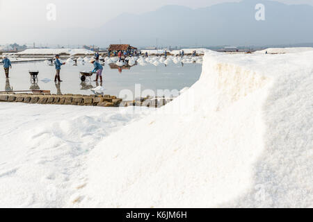 NHA TRANG, VIETNAM - 4/12/2016: EIN Damm von Salz im Hon Khoi Salz Felder in Nha Trang, Vietnam. Stockfoto