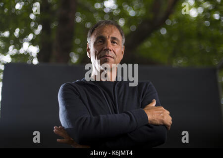 Die Autoren stellen auf einem schwarzen Hintergrund, wie Sie das Edinburgh International Book Festival in Charlotte's Square besuchen. Mit: Anothy Horowitz Wo: Edinburgh, Großbritannien Wann: 12 Aug 2017 Quelle: Euan Kirsche/WENN.com Stockfoto