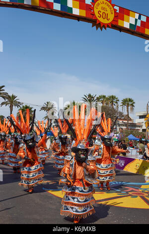 Maskierte Morenada Tänzer in kunstvollen Kunden während der Street Parade am jährlichen Andean Karneval in Arica, Chile Stockfoto