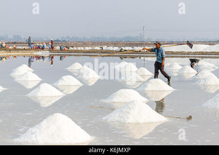 NHA TRANG, VIETNAM - 4/12/2016: Arbeitnehmer und Stapel von Salz im Hon Khoi Salz Felder in Nha Trang, Vietnam. Stockfoto