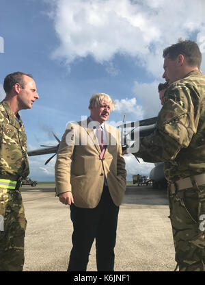 Außenminister Boris Johnson spricht mit den Piloten der RAF-A400M in Barbados, wo er auf seinem Weg britischen Territorien durch Hurrikan Irma ravaged zu besuchen. Stockfoto