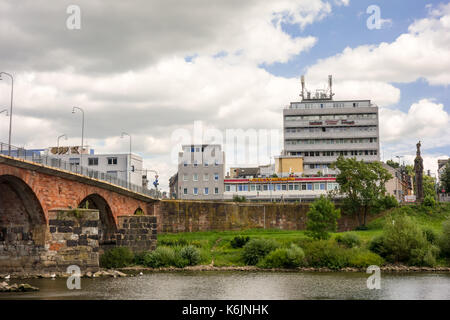 TRIER, Deutschland - 4 AUGUST 2017: Hotel Constantin ist ein 33-Zimmer Hotel am Rhein entlang mit Blick auf den Fluss der Römerbrücke. Stockfoto