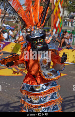 Maskierte Morenada Tänzer in kunstvollen Kunden während der Street Parade am jährlichen Andean Karneval in Arica, Chile Stockfoto