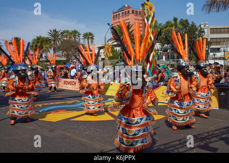 Maskierte Morenada Tänzer in kunstvollen Kunden während der Street Parade am jährlichen Andean Karneval in Arica, Chile Stockfoto